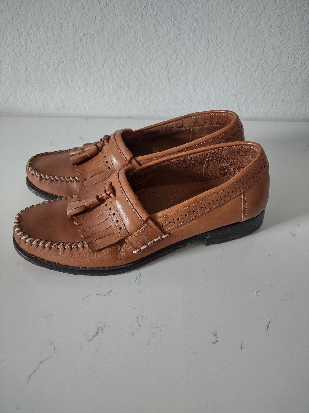 GH Bass Loafers Jeremy Mens 8 Brown Leather Tassel Dress Shoes Weejuns Excellent